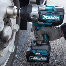 MAKITA TW001GD201 40v XGT Brushless Impact Wrench with  2x 2.5ah Batteries