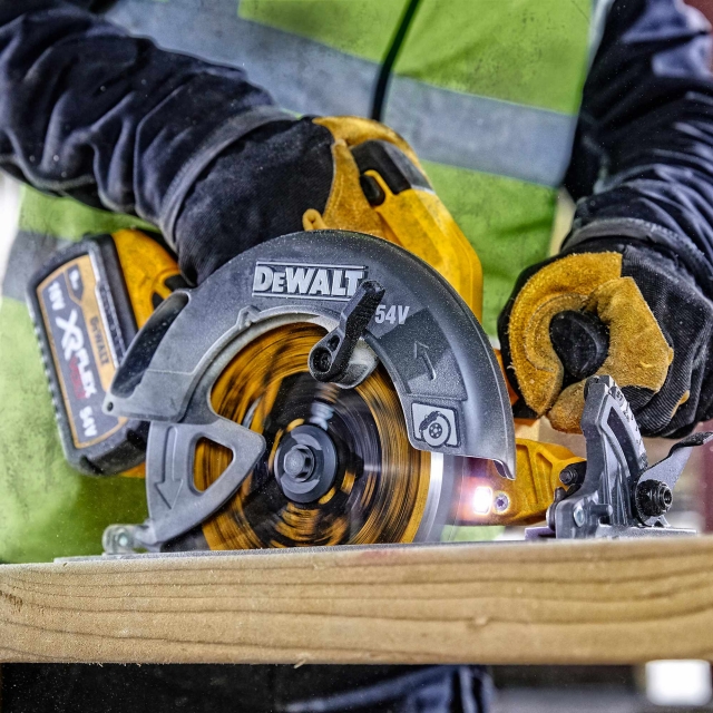 DEWALT DEWALT DCS578T2 54v Flexvolt Brushless Circular Saw with 2x6ah Batteries