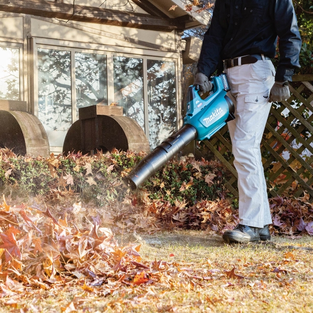 MAKITA MAKITA UB001GD202 40v XGT Brushless Blower with 2x2.5ah Batteries