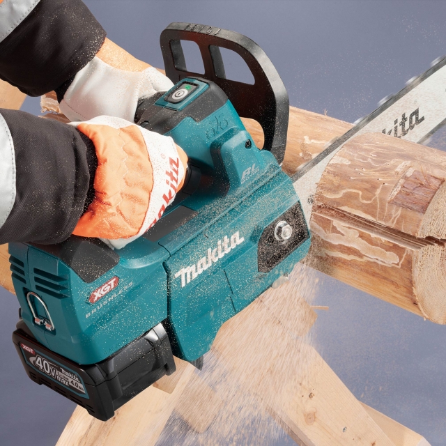 MAKITA MAKITA UC003GD202 40v Brushless Top Handle Chainsaw with 2x 2.5ah Batteries