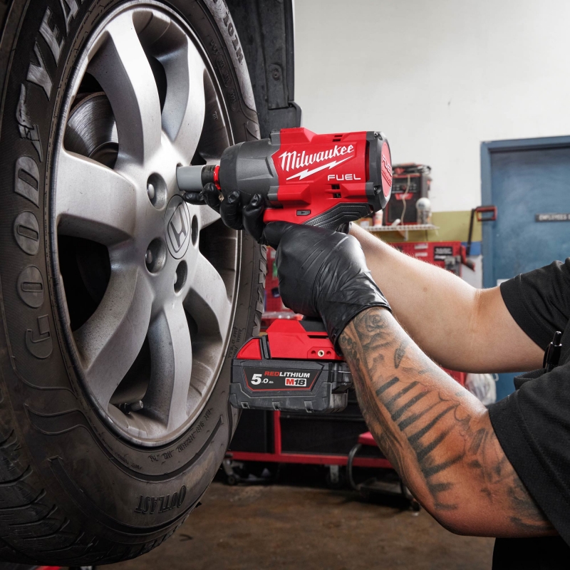 MILWAUKEE MILWAUKEE M18FHIW2F12-502X FUEL 18v Impact Wrench with 2x5ah Batteries