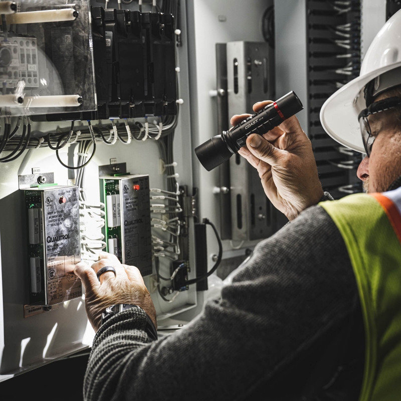 COAST COAST XP11R Rechargeable Torch - 2000 Lumens