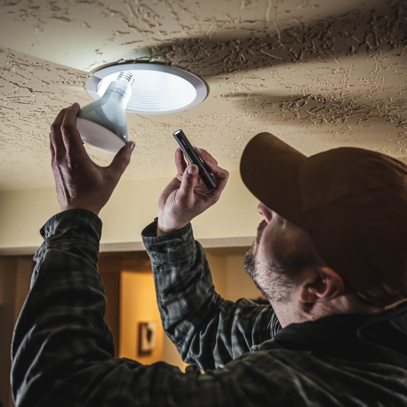 COAST COAST XT10R Rechargeable Torch 280 Lumens