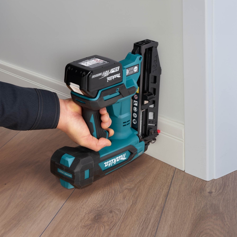 MAKITA MAKITA DBN601RTJ 18v Finishing Nailer with 2x5ah Batteries