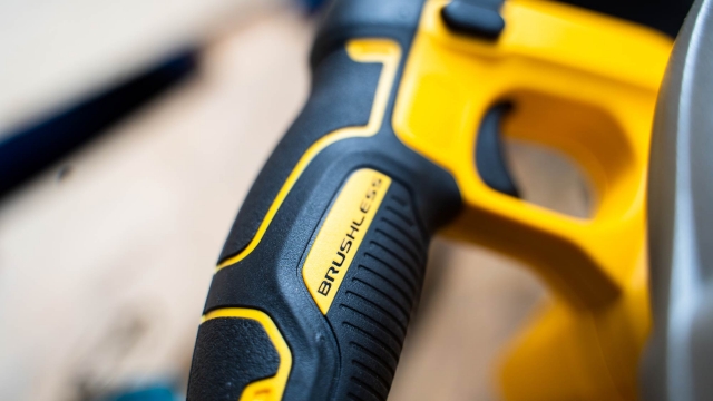 DEWALT DEWALT DCS570N 18v Brushless 184mm Circular Saw BODY ONLY