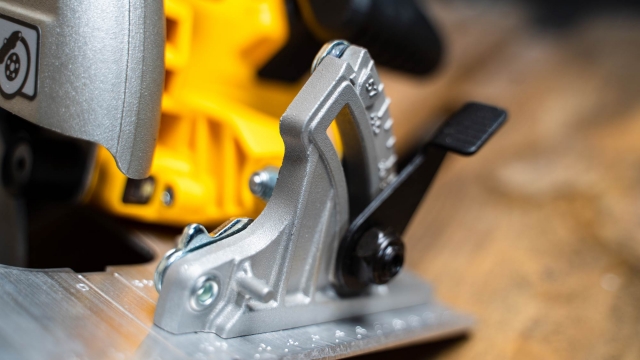 DEWALT DEWALT DCS570N 18v Brushless 184mm Circular Saw BODY ONLY