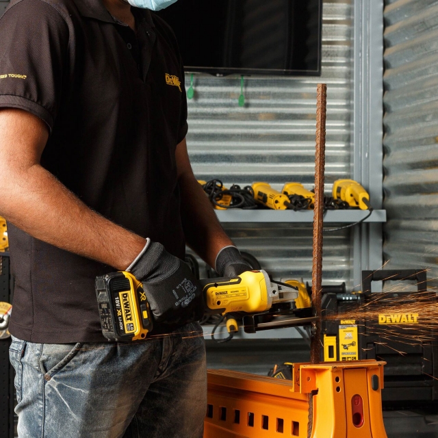 DEWALT DEWALT DCG405P2 18V XR Brushless 125mm Angle Grinder 2x 5.0Ah